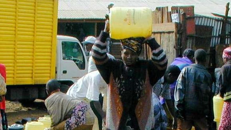 Ciudadanos de Kenia recogen bidones con agua potable. / k.s.