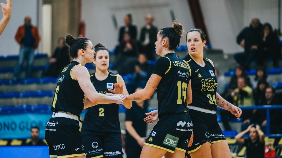La jugadoras del Hozono Jairis, felicitando a Lou López-Sénéchal tras una canasta