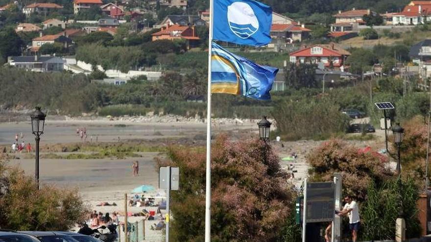 La bandera azul de Patos, izada ayer junto a la de Praia América. // M. G. Brea