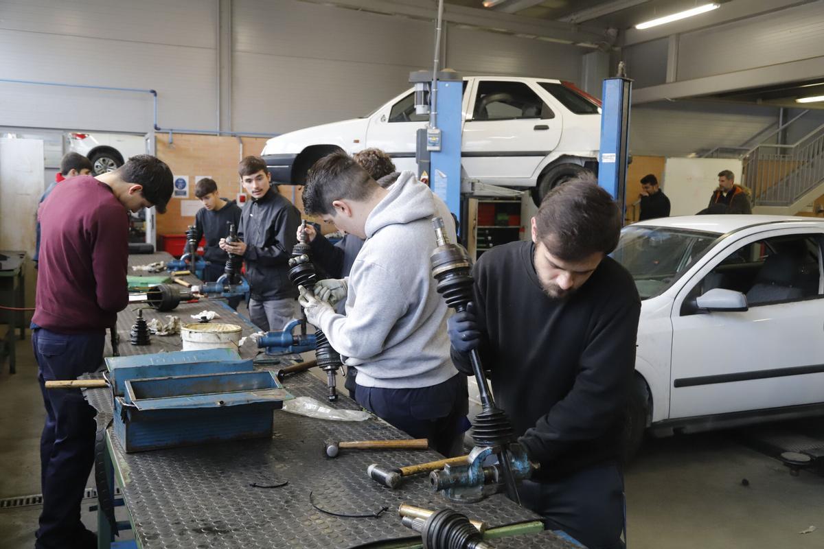 Córdoba IES Zoco instituto fp formación profesional Mecanizado, automoción y soldadura familias profesionales relacionadas con la BLET Base Logística del Ejército de Tierra