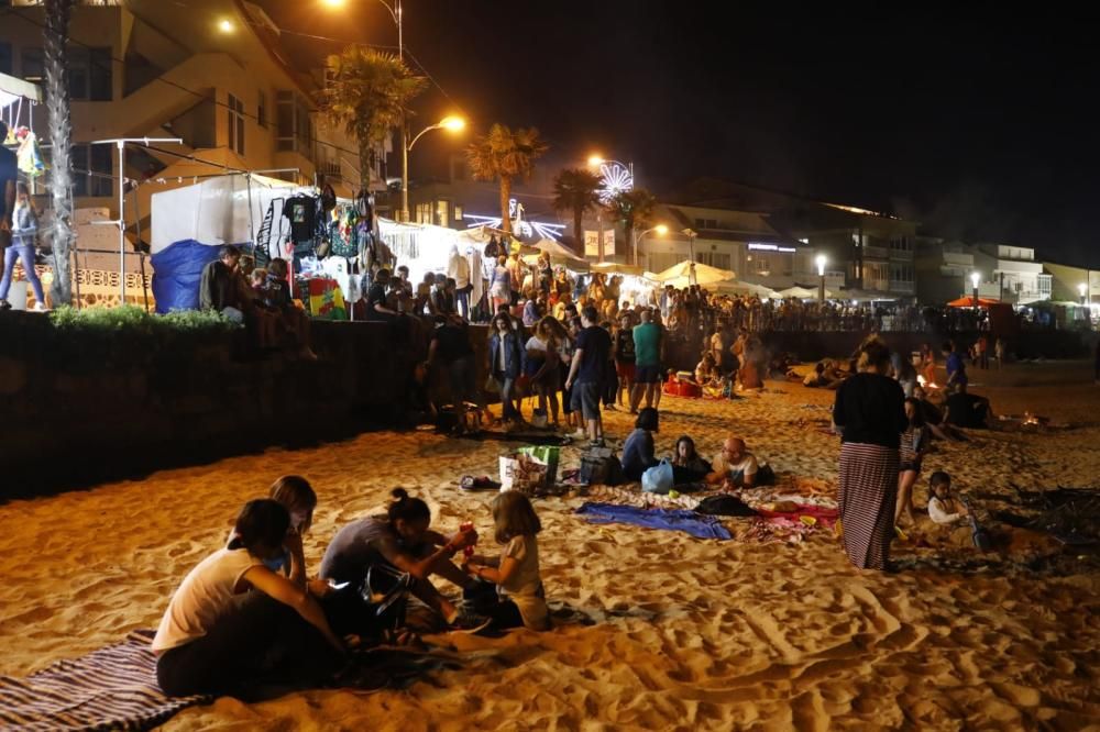 Cientos de personas acuden un año más al arenal de Nigrán para celebrar el inicio del verano entre fuego y diversión.