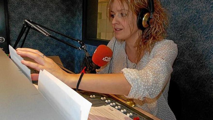 La periodista navassenca Anna Costa als estudis de Ràdio Berga