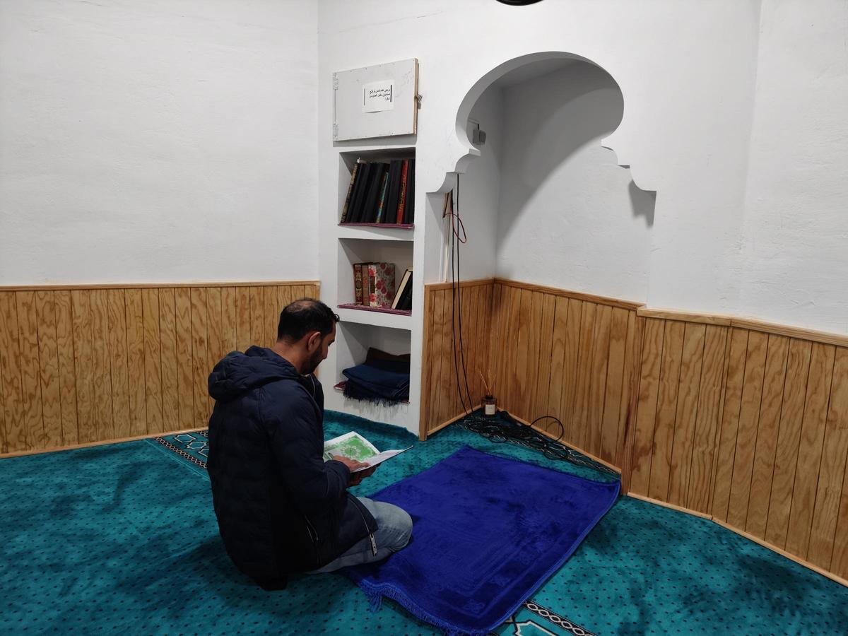 Mamad Samir Hussein lee justo después del rezo del mediodía. Es mozambiqueño y trabaja como médico en el Hospital de Inca.