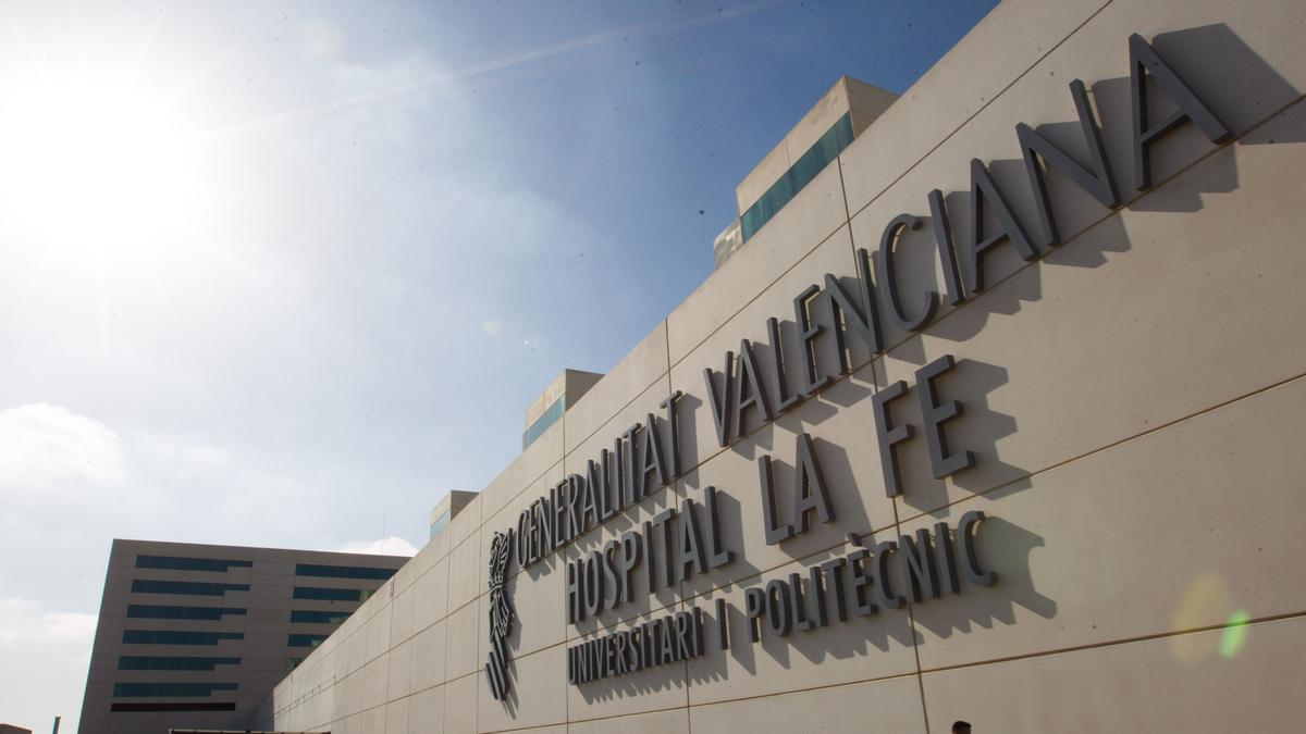 Fachada del hospital La Fe de Valencia en el que se ha ingresado al posible caso del mortífero virus.