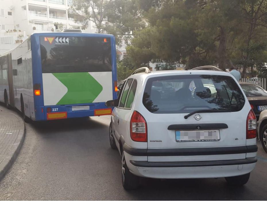 La avería de un autobús de la línea 3 de la EMT colapsa Illetes