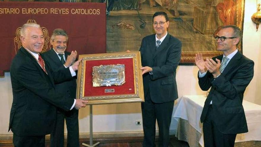 Otero (i.) recibió el galardón de manos del conselleiro de Educación.