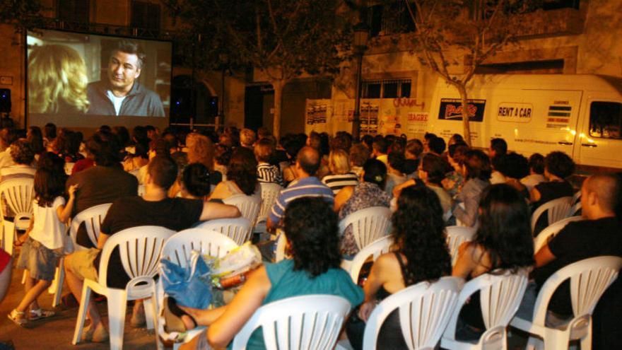 Sesión de cine en la plaza del Raval