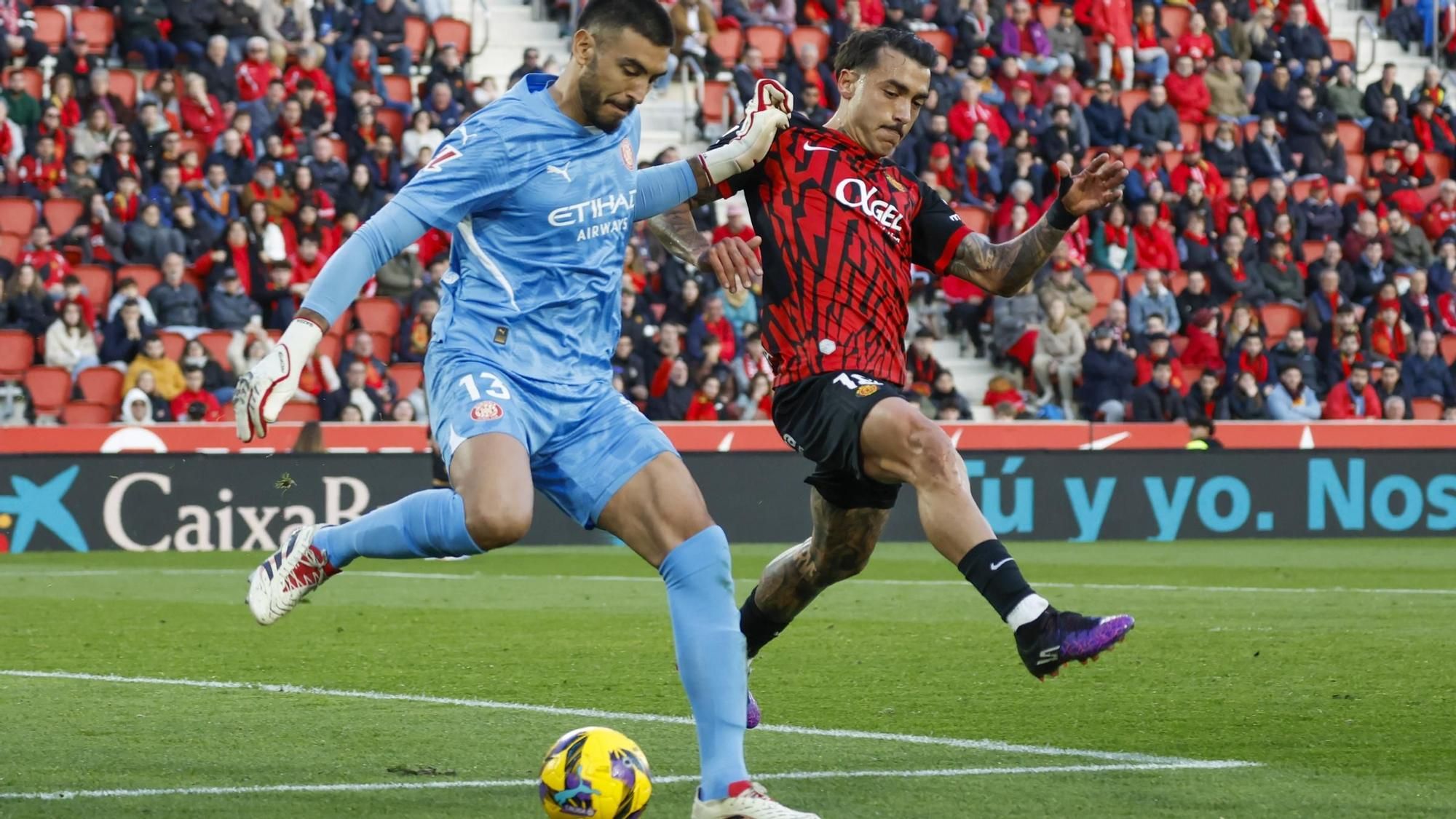Gazzaniga da un pase ante la presión de Antonio Sánches en el Mallorca-Girona de Son Moix.