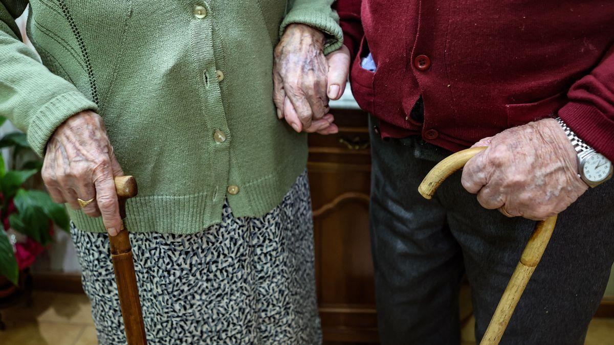 La pareja cogiéndose de las manos.