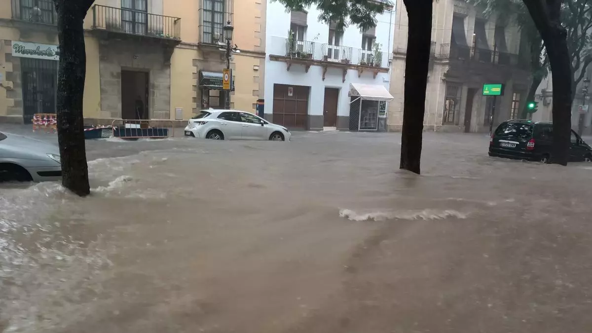 La DANA inunda Jerez y el Ayuntamiento pide que la gente permanezca en sus casas ante la alerta roja por lluvias