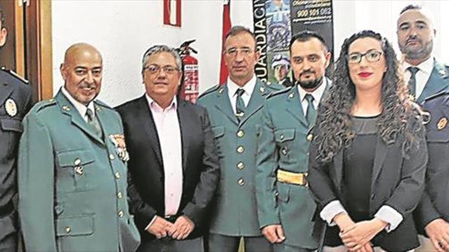 lA gUARDIA cIVIL PREMIA A DOS AGENTES LOCALES