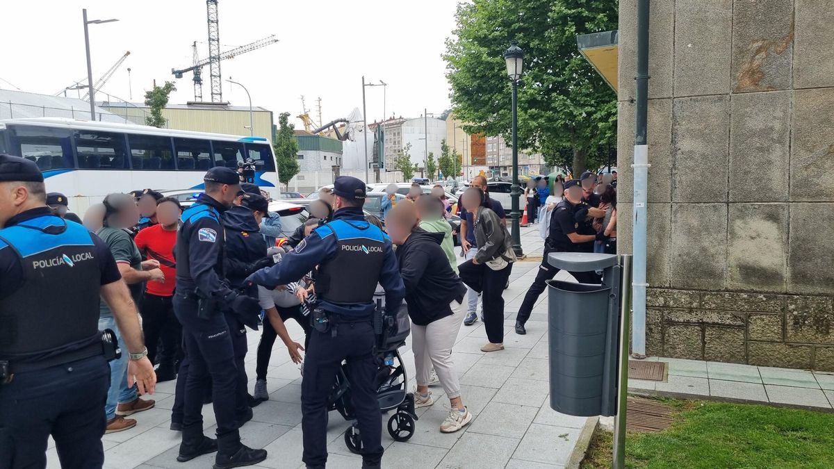 Momentos de tensión en la llegada al juzgado de Marín del monitor de piscina acusado de agresiones sexuales a menores