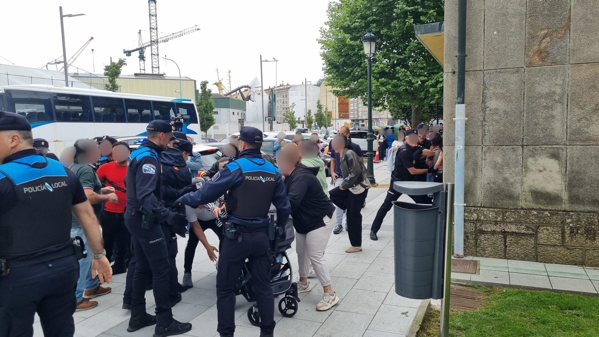Momentos de tensión en la llegada al juzgado de Marín del monitor de piscina acusado de agresiones sexuales a menores