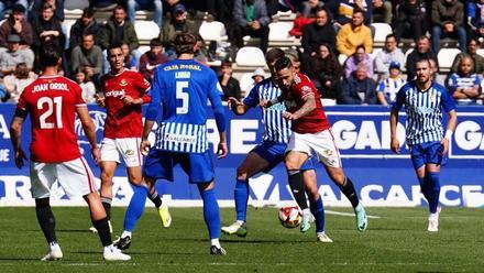 Marc Fernández, que controla el balón, marcó el único gol del  partido