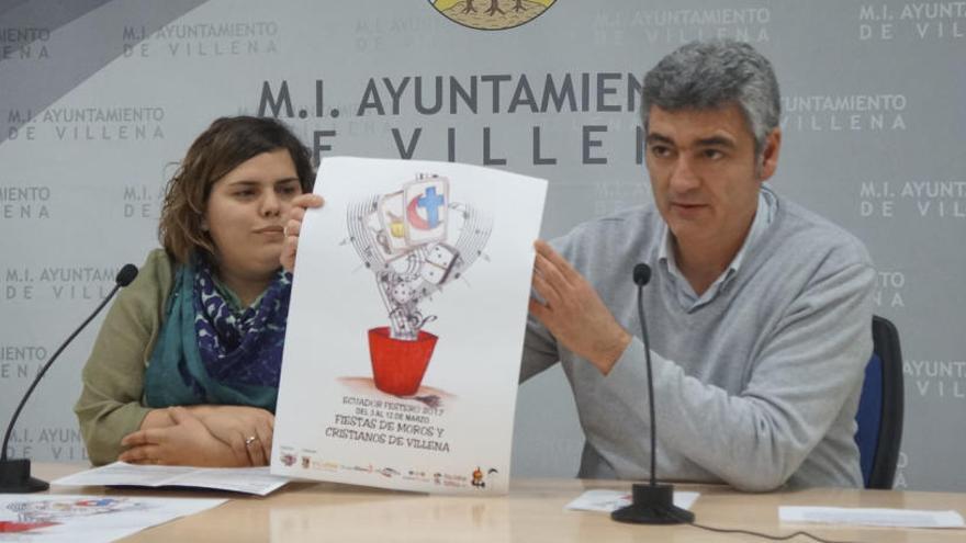 El presidente de la Junta Central de Fiestas con el cartel del ecuador festero