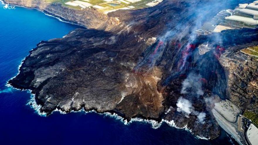 Así engulle la lava la playa de Los Guirres