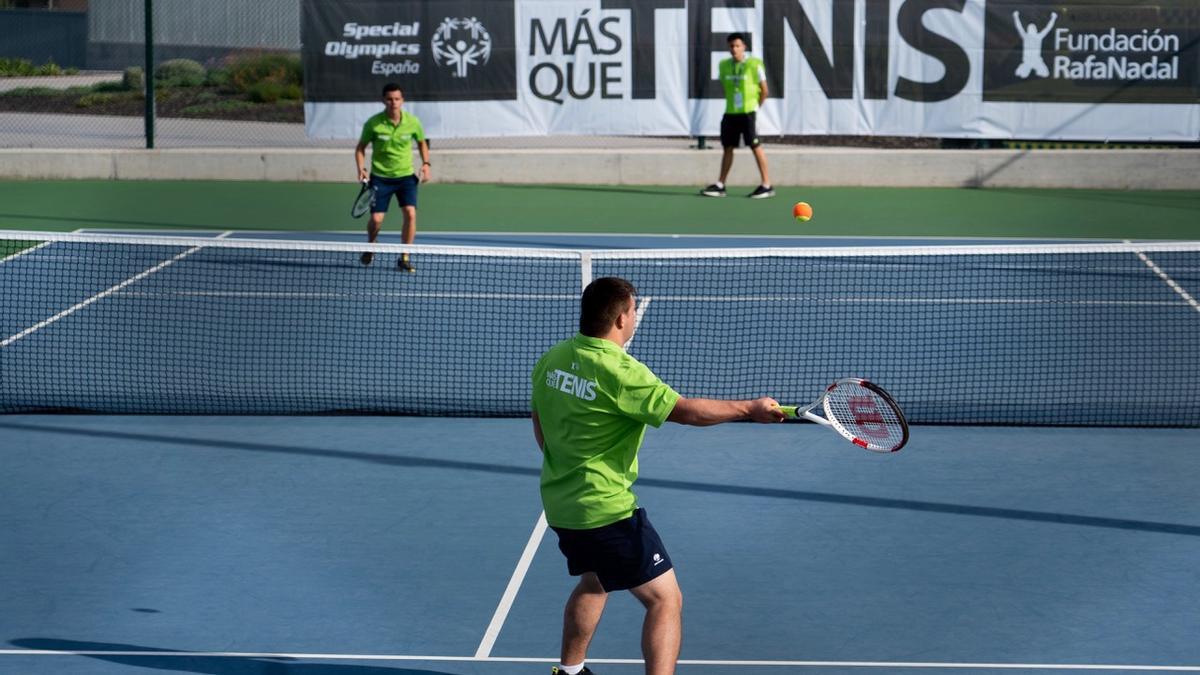 Deportistas de Más que Tenis jugando un partido.