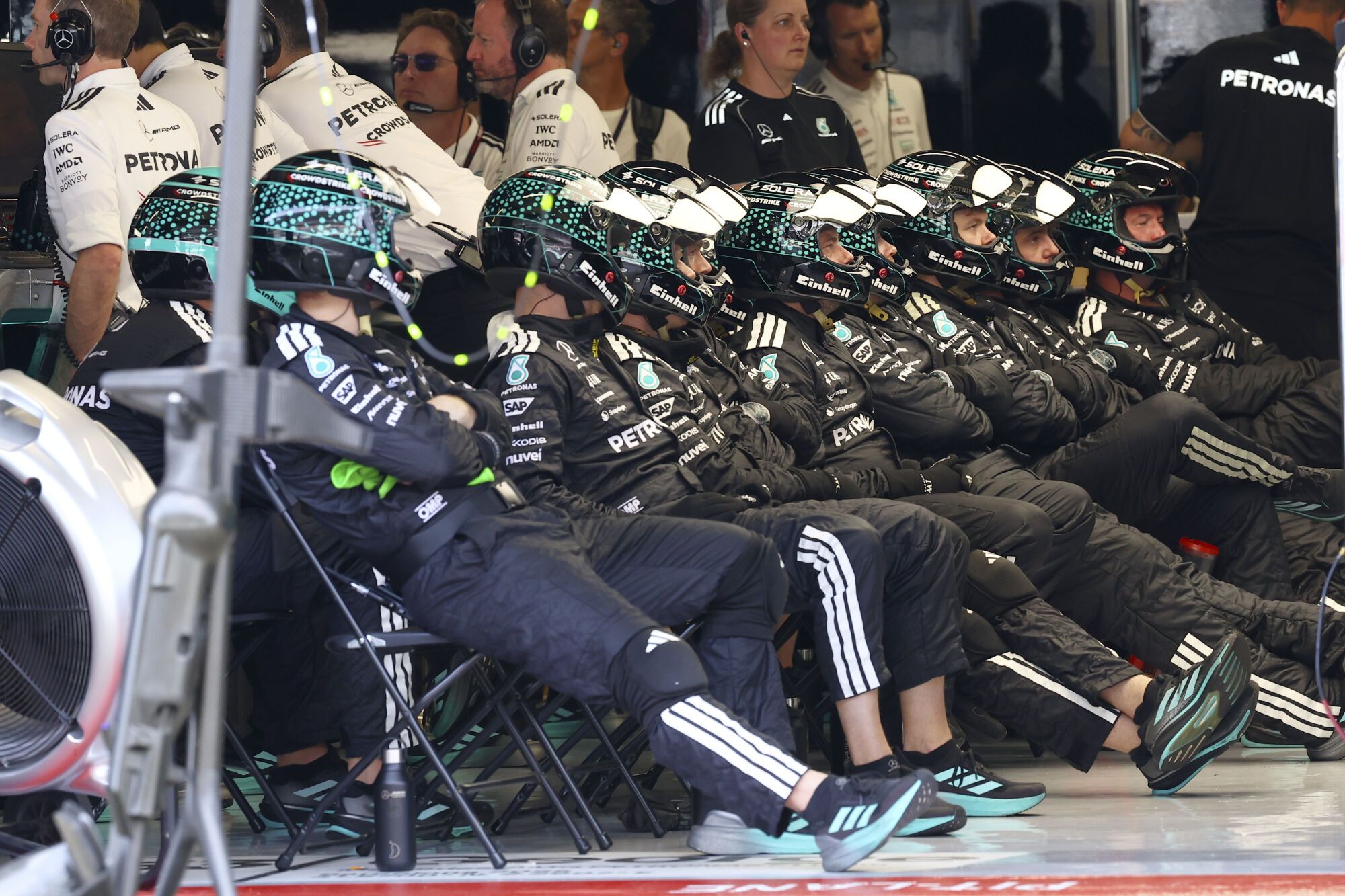 Mercedes mechanics sit in the garage during the Spanish Grand Prix Formula One race at the Barcelona Catalunya racetrack in Montmelo, near Barcelona, Spain, Sunday, June 1, 2025. (Albert Gea/Pool Photo via AP) Associated Press / LaPresse Only italy and spain. EDITORIAL USE ONLY/ONLY ITALY AND SPAIN
