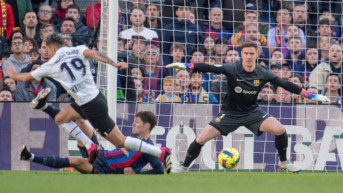 Ter Stegen atento a la resolucion de la jugada durante el partido de liga entre Barça y Valencia en el Camp Nou.