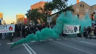 Directo | Los profesores cortan la Ronda de Dalt en Mundet, la Gran Via en La Campana y la C-32 en Mataró