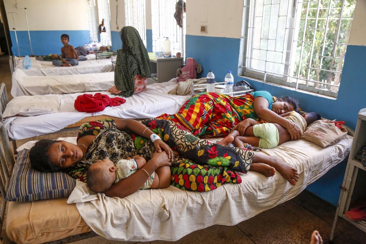 Sylhet (Bangladesh), 24/06/2022.- A woman receives at the Upazila Health Complex after a flood in Companyganj Upazila, Sylhet district, in Bangladesh, 24 June 2022. According to Bangladeshi authorities, 33 upazilas of four districts have been affected by flood, where over 4.5 million people remain marooned. Floodwaters have affected parts of Bangladesh and northeast India after days of intense rain. Experts considered the flood worse than the ones they had experienced in 1998 and 2004. (Inundaciones) EFE/EPA/MONIRUL ALAM