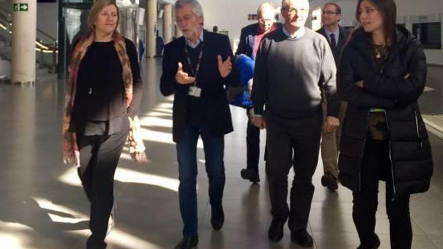 La consellera de Obras Públicas, María José Salvador, visitó ayer el aeropuerto.