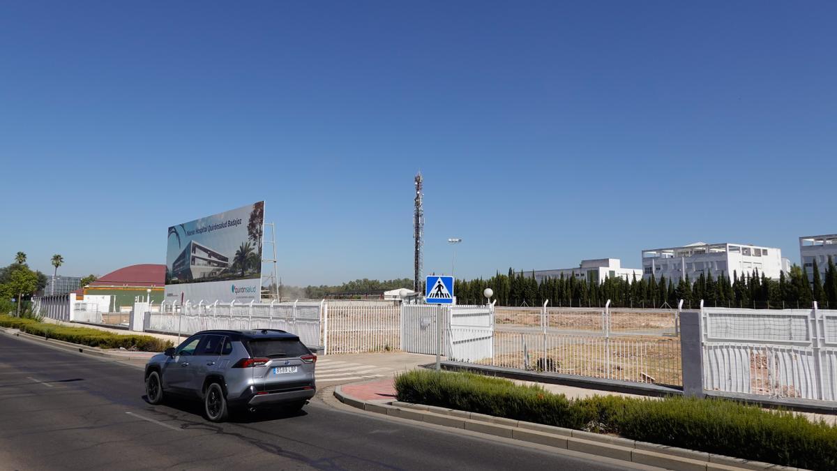 Parcela de la avenida de Elvas donde Quirónsalud proyecta levantar su nuevo hospital.