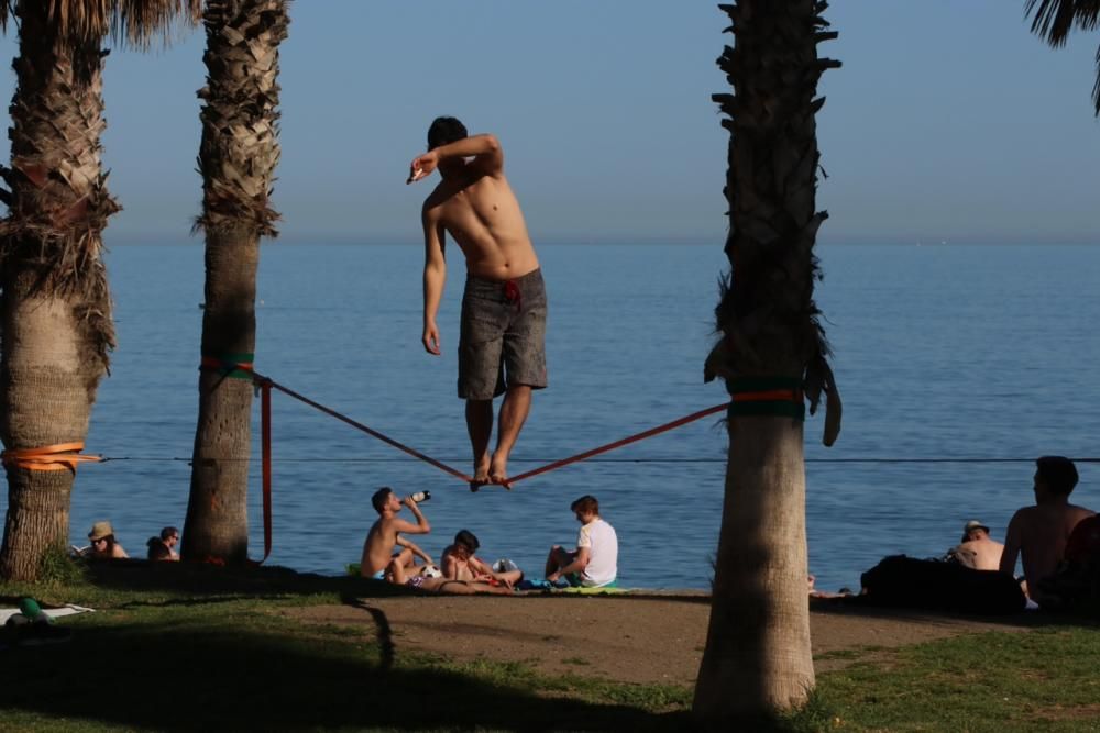 La subida de las temperaturas de los últimos días, que tendrá el sábado sus máximas, ha llevado a muchos malagueños a las playas de la capital