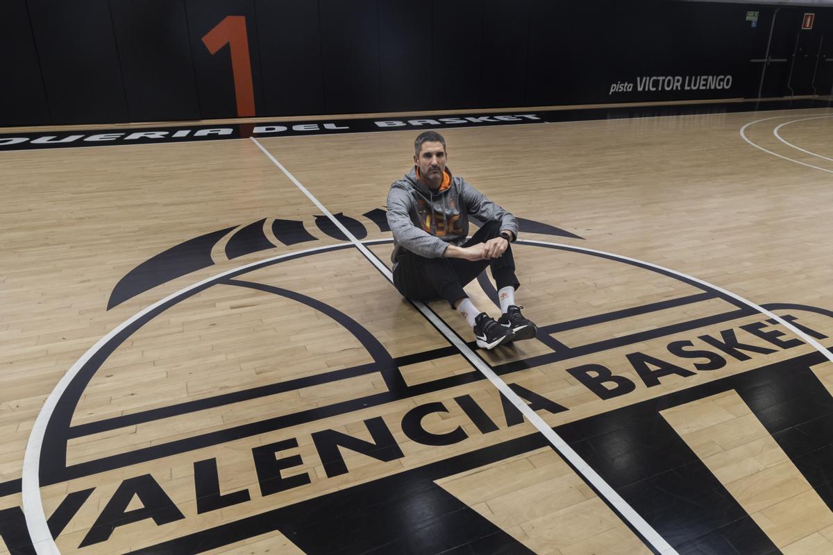 Rubén Burgos posa en la pista Víctor Luengo de l'Alqueria del Basket