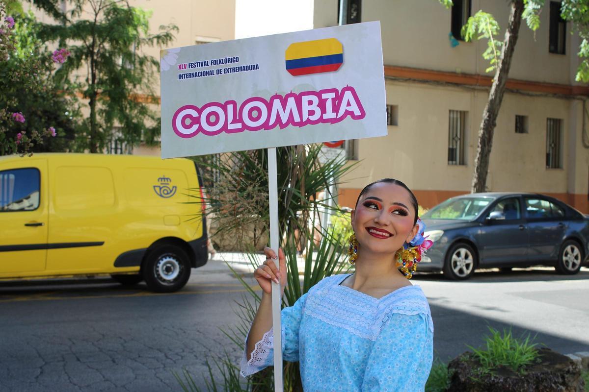 FOTOGALERÍA | El mundo baila en Badajoz: el Festival Folklórico se echa a las calles en un desfile internacional