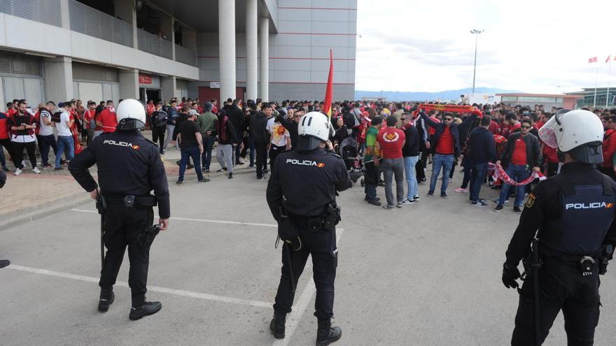 Policía vigila la entrada de aficionados en el último derbi en Nueva Condomina