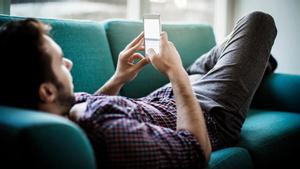 Un hombre con su teléfono móvil.