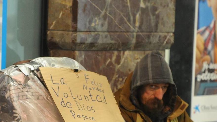 Un indigente en una calle de Murcia, ayer.