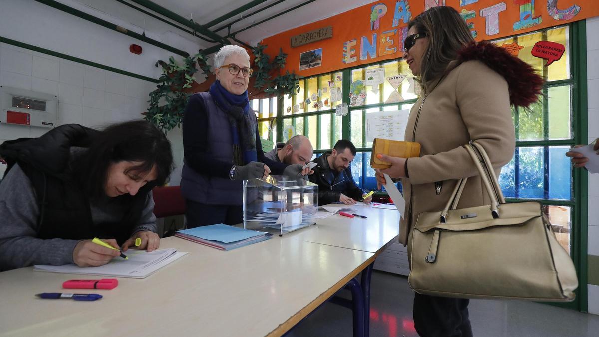 Votacion en el Colegio Ramiro Jover para decidir si se hace la jornada intensiva .