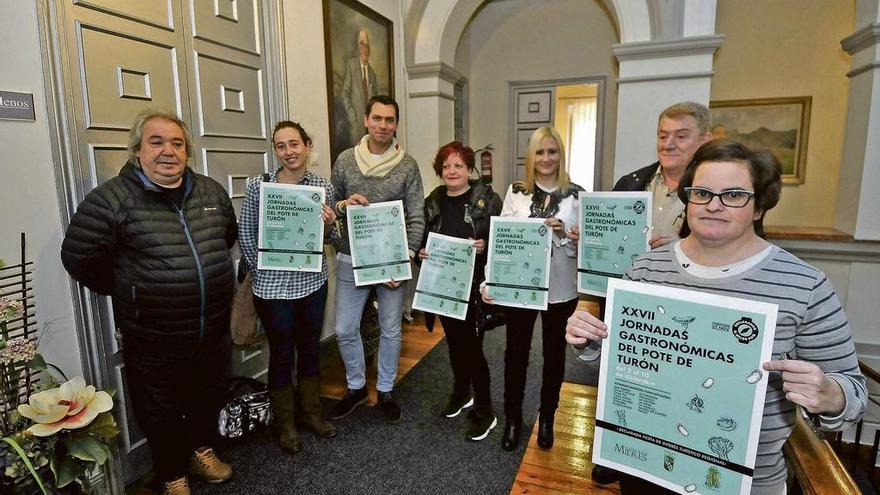 Por la izquierda, José Ignacio Fuentes, Miriam González, David Fernández, Susy Acebrás, Diana López, José Ramón Díaz y Beatriz Flórez, con el cartel del certamen turonés.