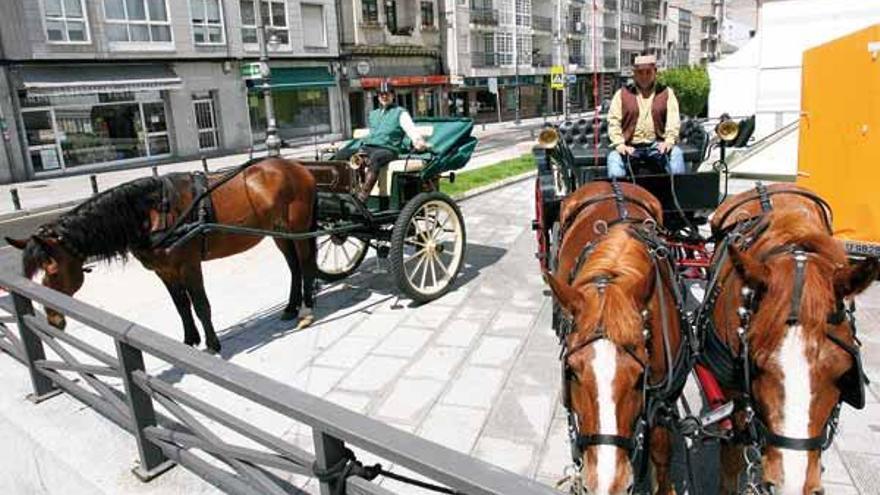 Las carretas tiradas por caballos no pararon de pasear por la villa.