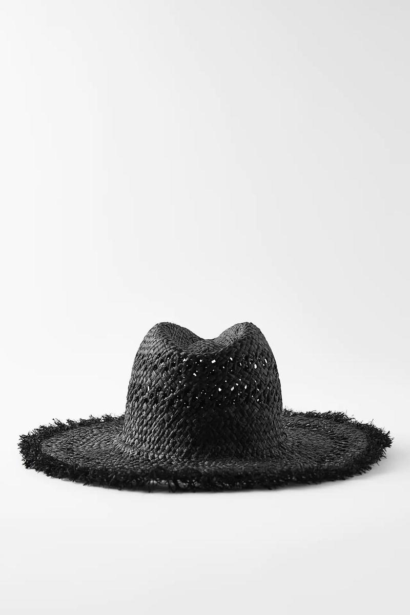 Sombrero trenzado y acabado desflecado, de Zara (22,95 euros)