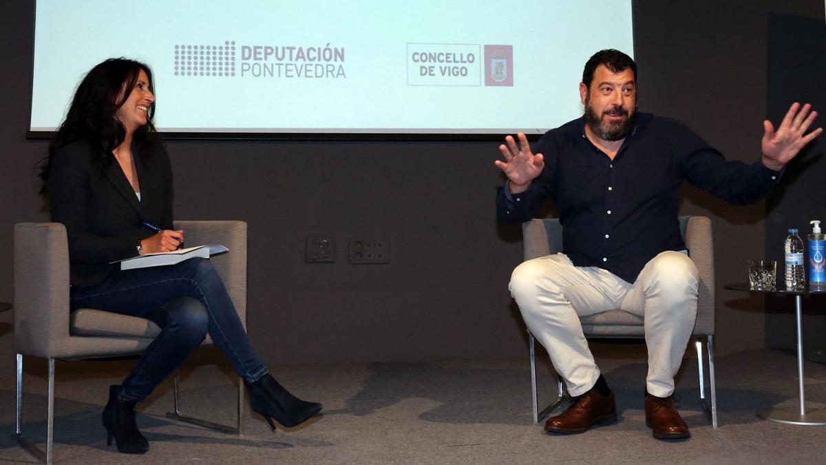 María Oruña  y Santiago Díaz, ayer en el Club FARO. |  // MARTA G. BREA