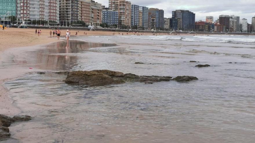 Zona próxima al Piles de la playa de San Lorenzo, esta mañana.