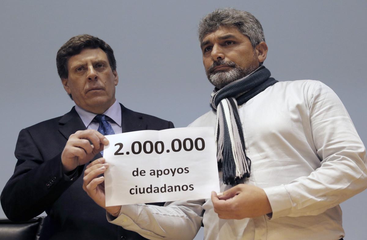 -FOTODELDÍA- GRAF3559. SANTIAGO DE COMPOSTELA, 03/02/2018.- Juan Carlos Quer (i), padre de Diana, y Juan José Cortés (d), padre de Mari Luz, en representación de la plataforma creada recientemente en Internet que ha reunido 1,8 millones de firmas de apoyo, al inicio de la conferencia de prensa que han ofrecido hoy en Santiago de Compostela para expresar públicamente su petición para el mantenimiento de la pena de prisión permanente revisable en el Código Penal. EFE/ Lavandeira jr