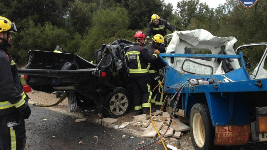 Dos fallecidos en un choque frontal entre un coche y un camión en Artà