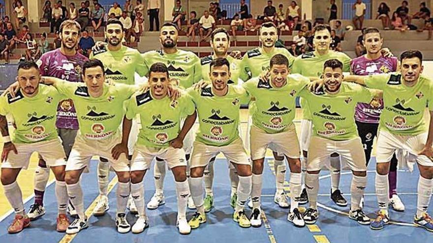 El Palma Futsal posa ayer antes del partido en Menorca.