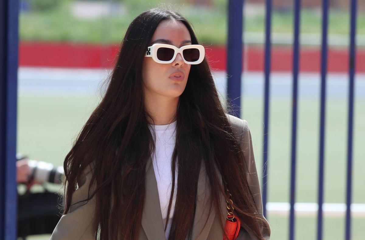 La hija de Jesulín ha vuelto a su pelo moreno, es adicta a los partidos de fútbol y... ¡A las gafas!