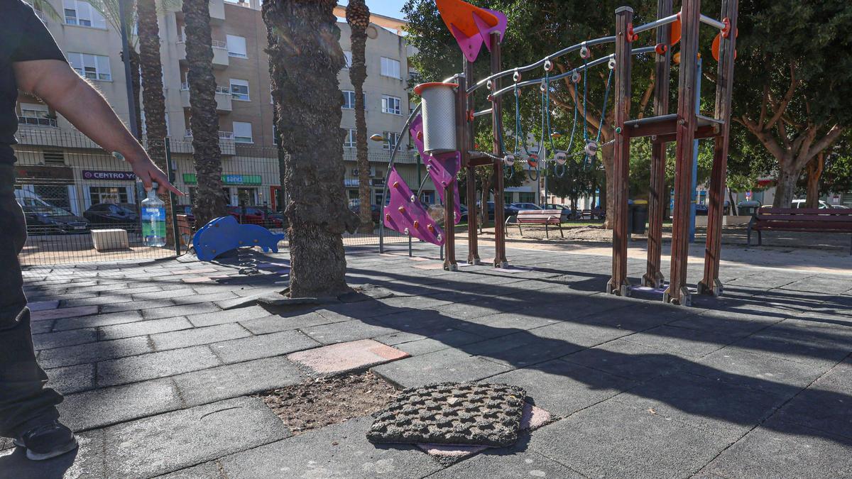 El caucho levantado y una instalación que se tambalea en el parque infantil de la Ocarasa.