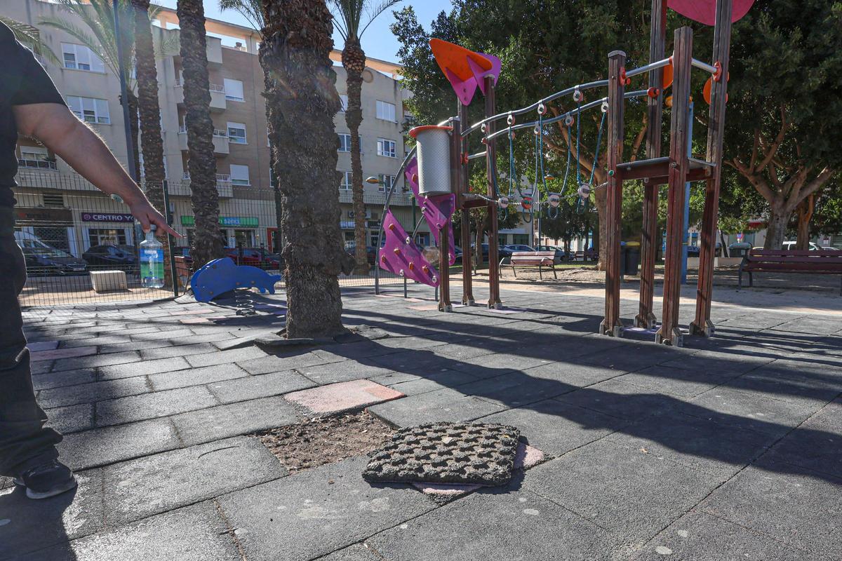 El caucho levantado y una instalación que se tambalea en el parque infantil de la Ocarasa.
