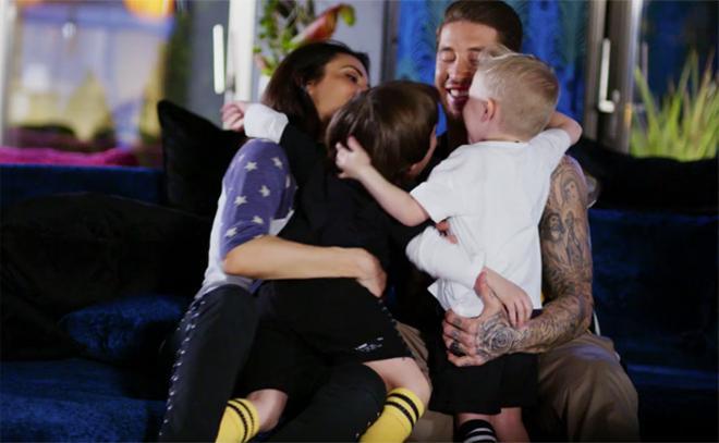 Pilar Rubio y Sergio Ramos abrazan a sus hijos