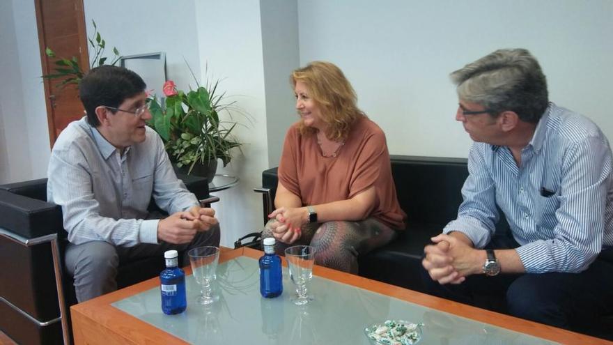 El consejero de Salud, Manuel Villegas, recibe junto al secretario general de la Consejería, Miguel Ángel Miralles, a la coordinadora de Relaciones Sociosanitarias de la Fundación Luzón-Unidos contra la ELA, May Escobar.