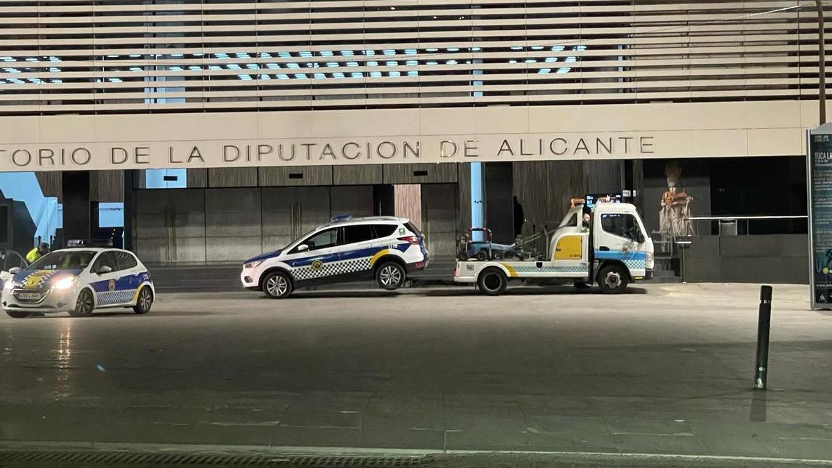 La grúa municipal remolca un vehículo averiado de la Policía Local.