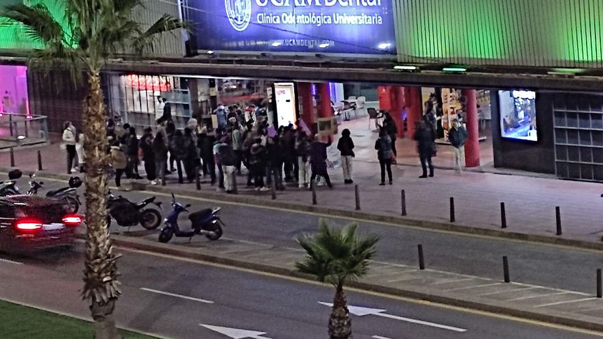 Protesta frente al Zig Zag para pedir seguridad tras denunciar que echan droga en la bebida