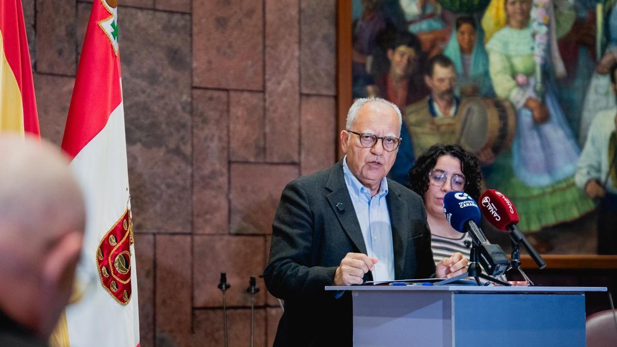 Casimiro Curbelo explica los puntos claves de la ampliación del presupuesto 2026 en presencia de Ana Ventura.